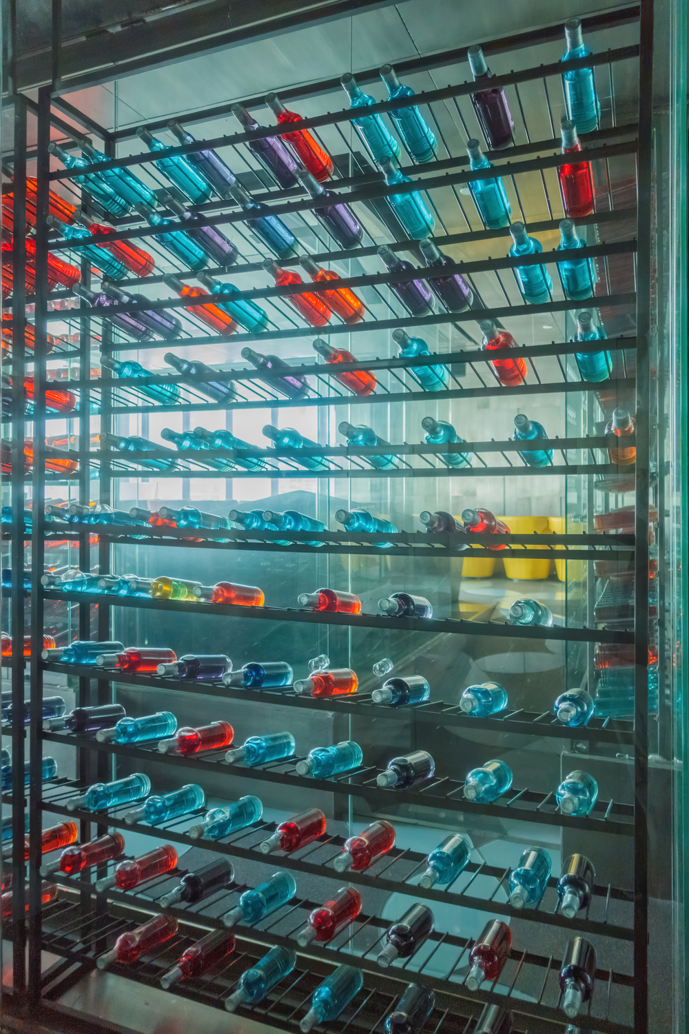 斑斓色彩，瓶间雅趣 探秘酒吧仓库中的起泡酒与香槟世界